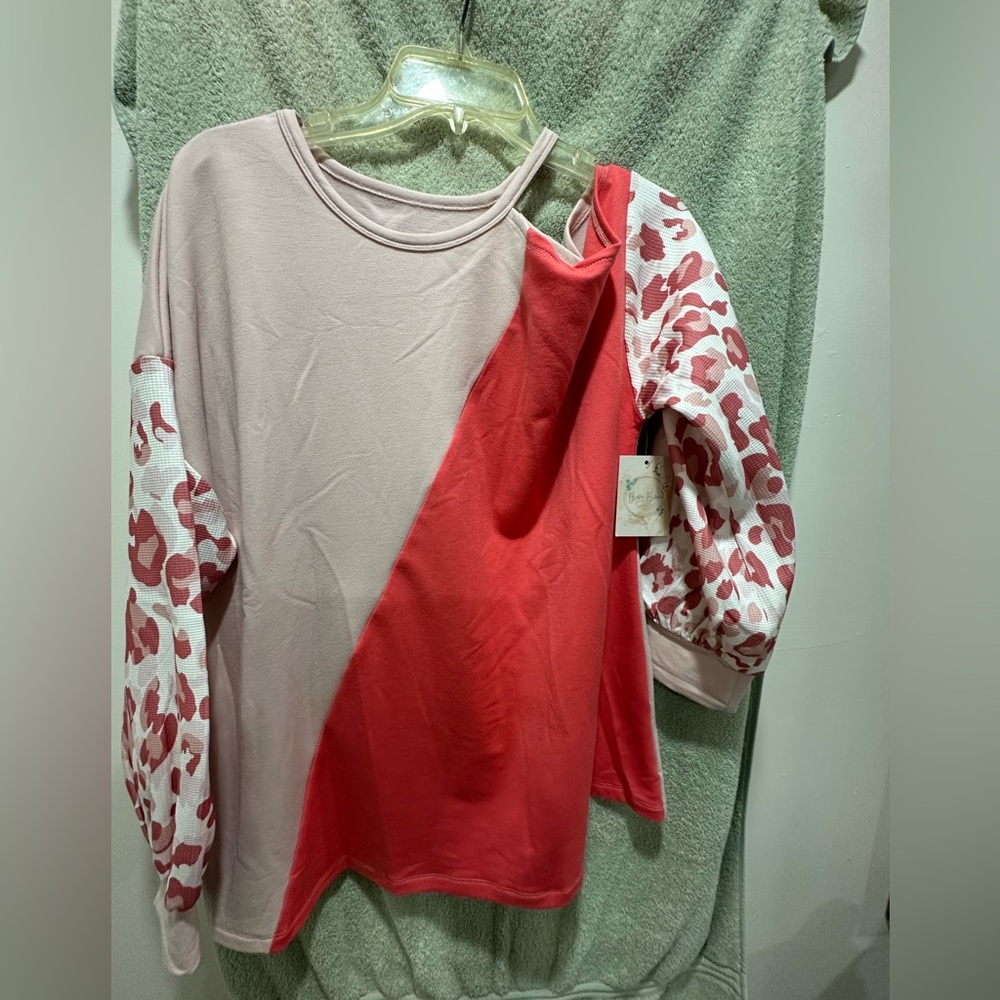 Chic Colorblock Sweatshirt with Animal Print Sleeves